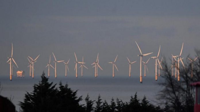 Vue lointaine d'éolienne en mer