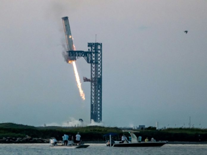 SpaceX réussit à rattraper une partie de sa mégafusée Starship, une première