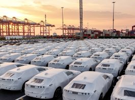 L’UE surtaxe les voitures électriques importées de Chine