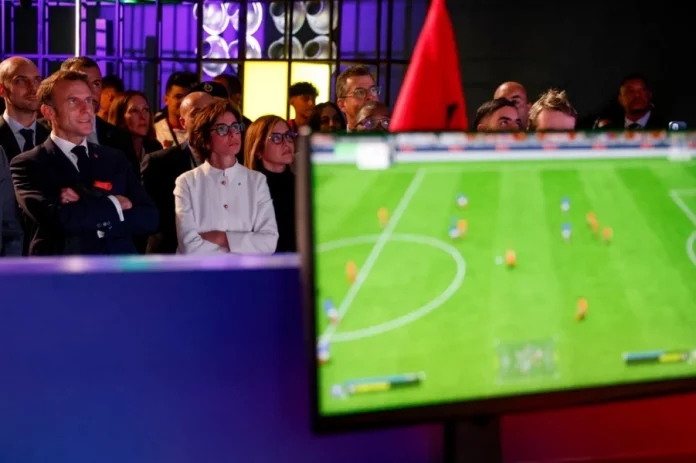 À Rabat, Macron s'entretient avec les jeunes talents marocains de jeux vidéo et de l'e-sport