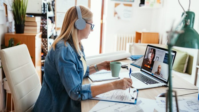 Le travail hybride s’ancre durablement dans les entreprises en France
