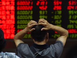 La Bourse de Tokyo clôture en chute de 3,93% après l’application des surtaxes américaines