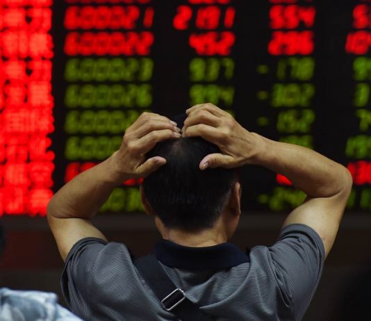 La Bourse de Tokyo clôture en chute de 3,93% après l’application des surtaxes américaines